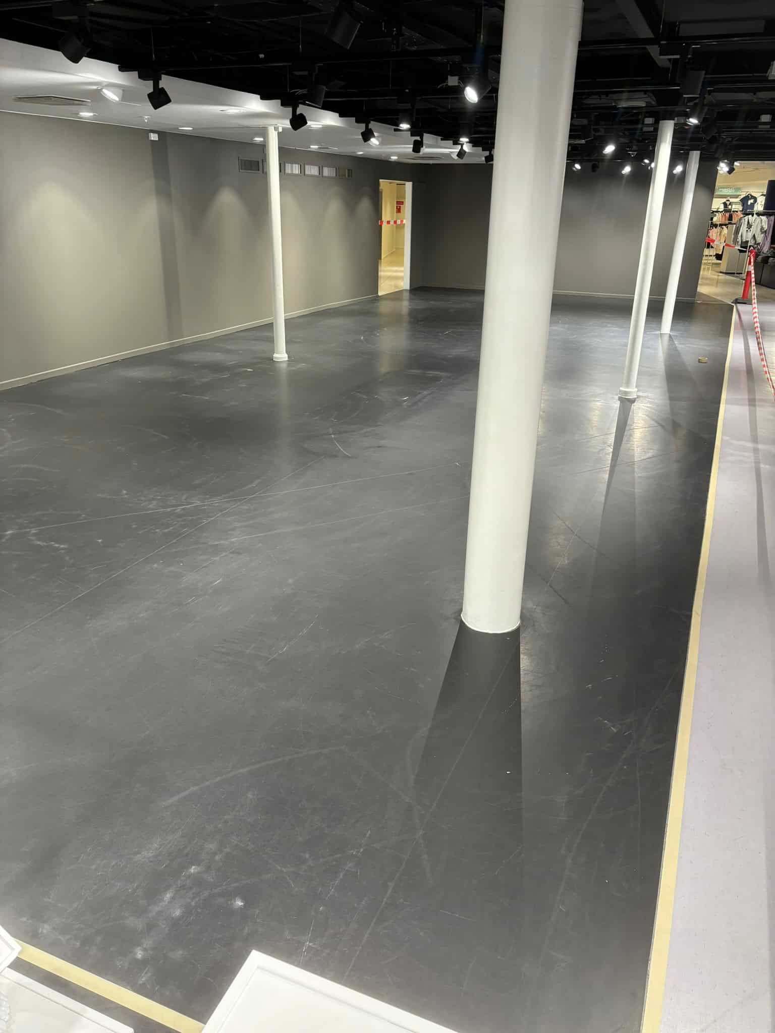 eksempel på træt linoleum, der har brug for purbehandling og renovering i erhvervsejendom
